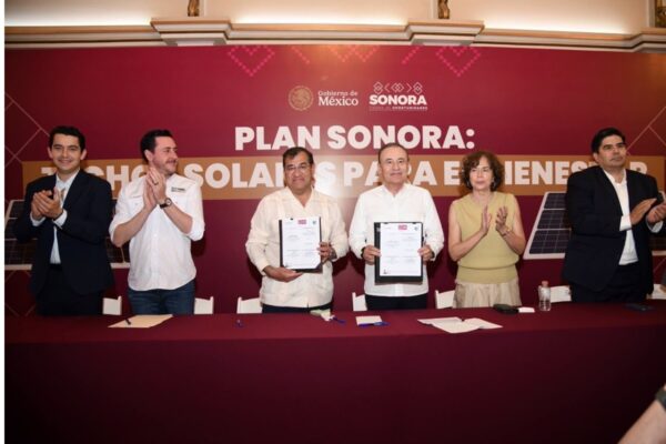 Gobernador Durazo lleva energía solar a hogares para reducir hasta 70% el recibo de luz